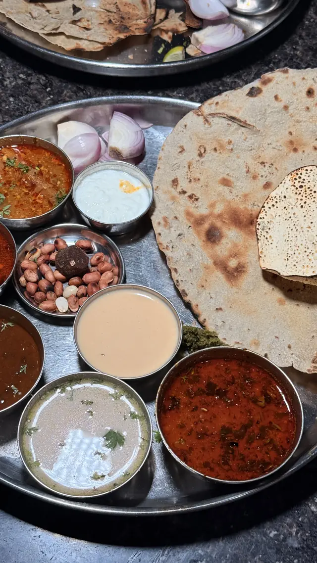 Thali with bhakri