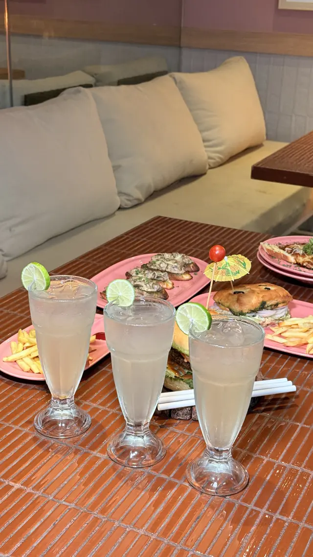Lemonades with café plates